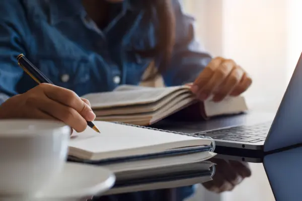 Mujer escribiendo en una libreta