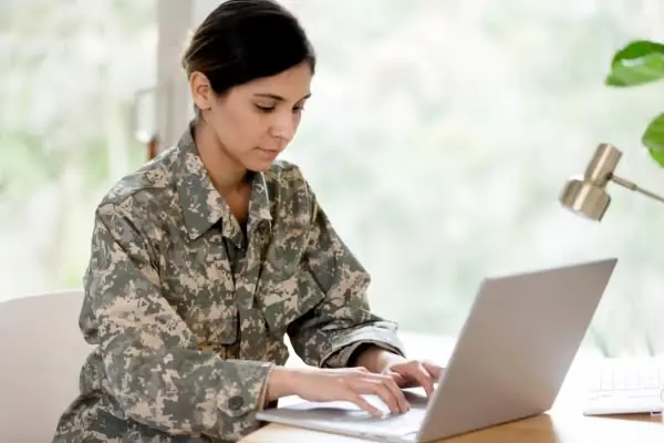 Mujer militar en el computador