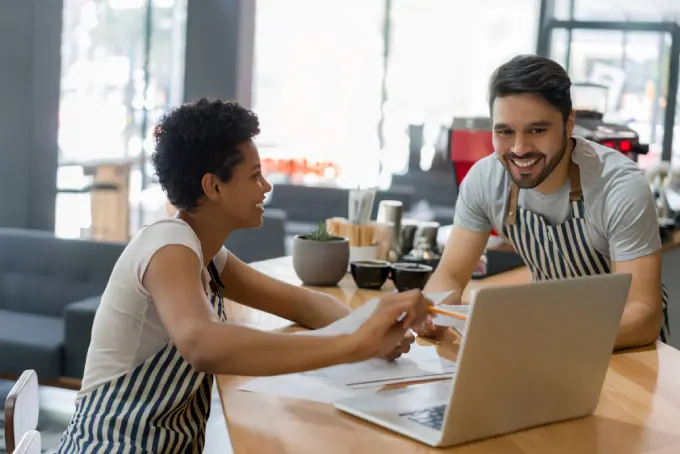 Emprendedores revisando estadísticas de negocios