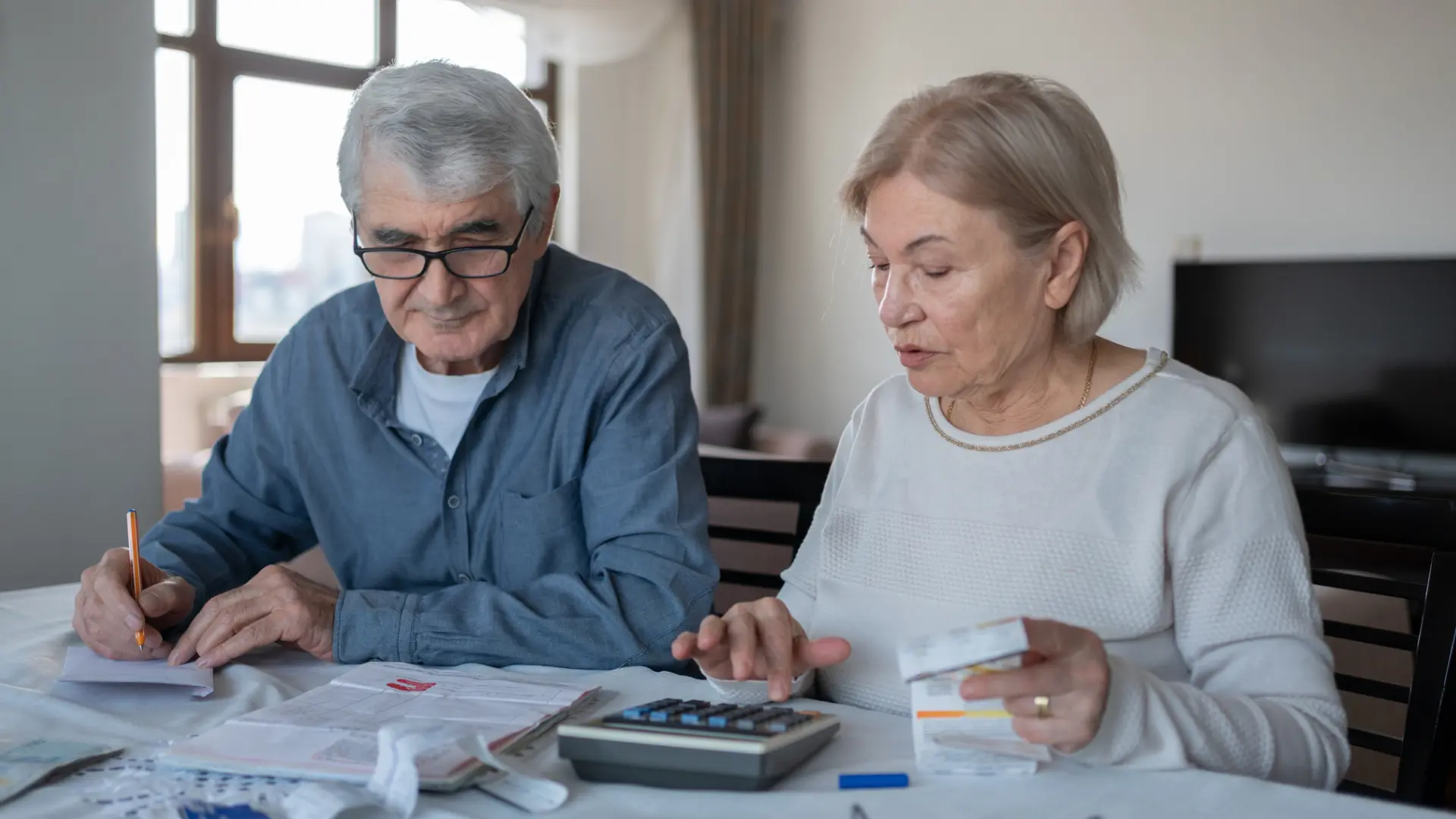 Pensionados revisando facturas