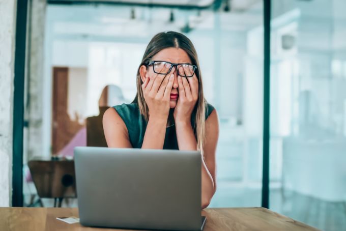 Mujer estresada frente al computador