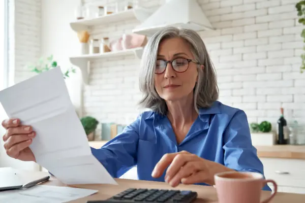 Mujer revisando un documento