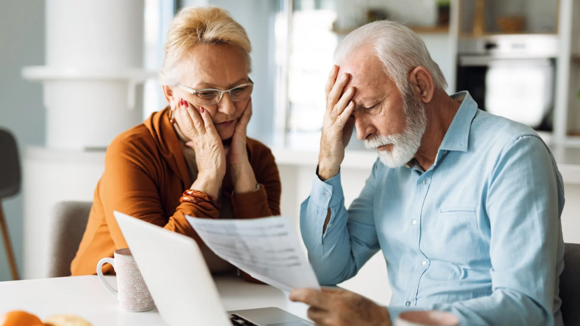 Pensionados revisando facturas
