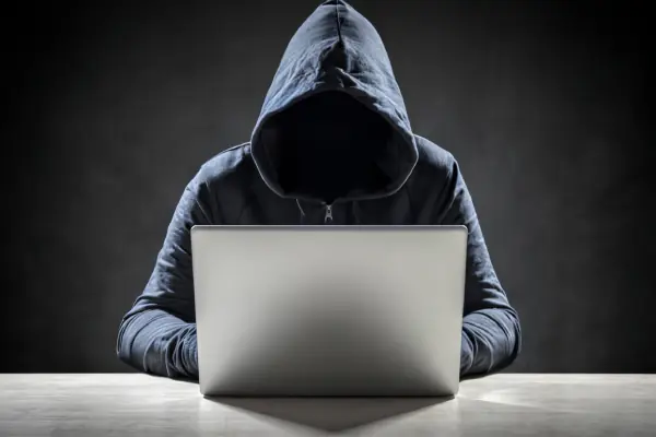 Persona sin identidad en un computador