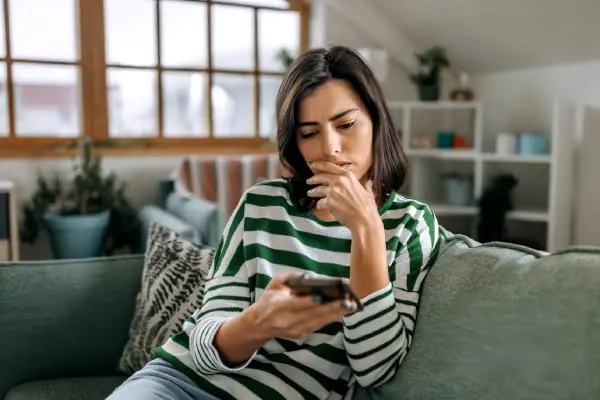Mujer revisando su celular