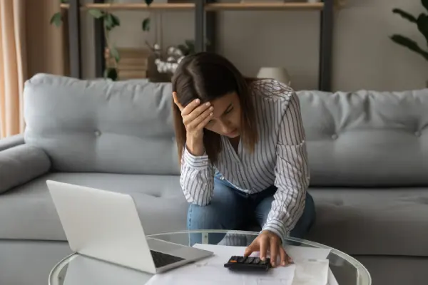 Mujer realizando operaciones en calculadora