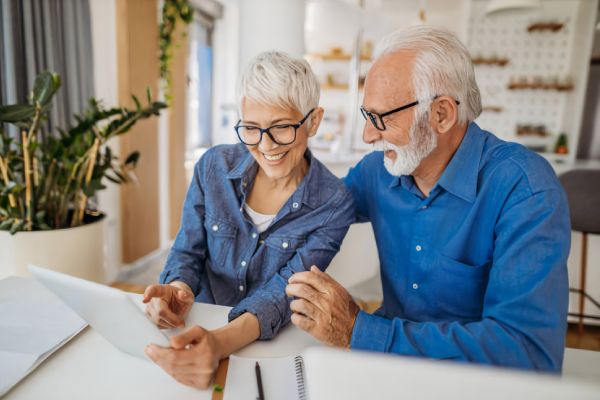 Pensionados realizando afiliación a caja de compensación familiar