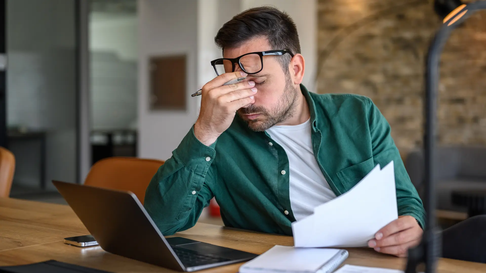 Hombre preocupado por insolvencia financiera