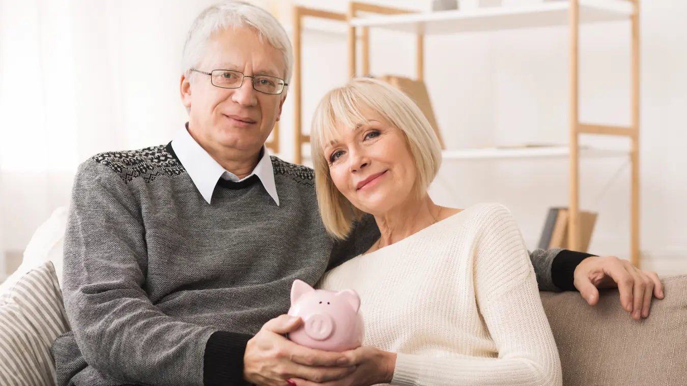Pareja de pensionados ahorrando