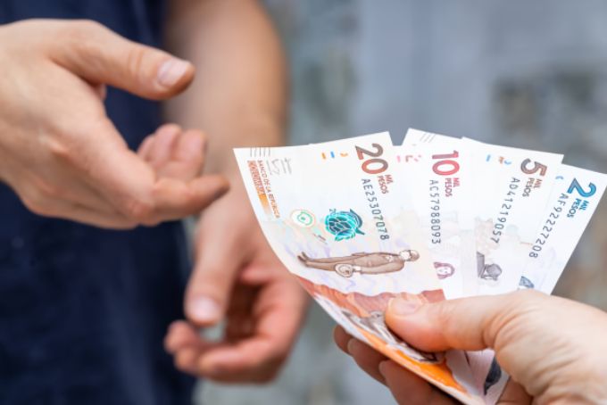 Personas intentando engañar a una mujer con prestamos fraudulentos
