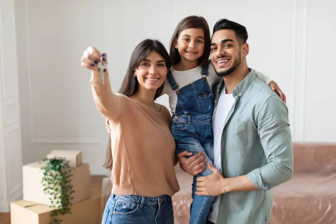 Familia feliz con su nueva vivienda