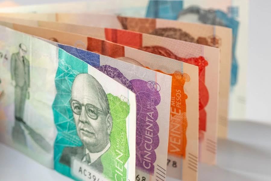 Billetes de diferentes denominaciones en pesos colombianos