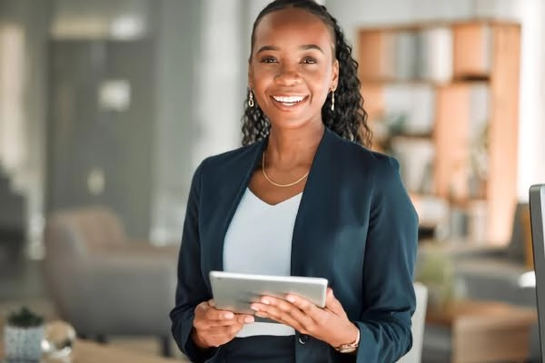 Mujer sonriendo con una tablet en las manos