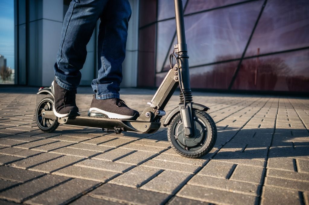 Elige entre una patineta o bicicleta eléctrica de acuerdo a tus necesidades de transporte y preferencias.