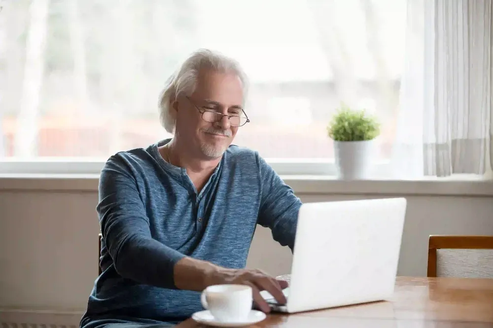 Hombre descargando certificado de afiliación.