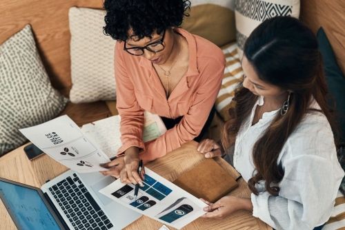 Dos mujeres revisando documentos