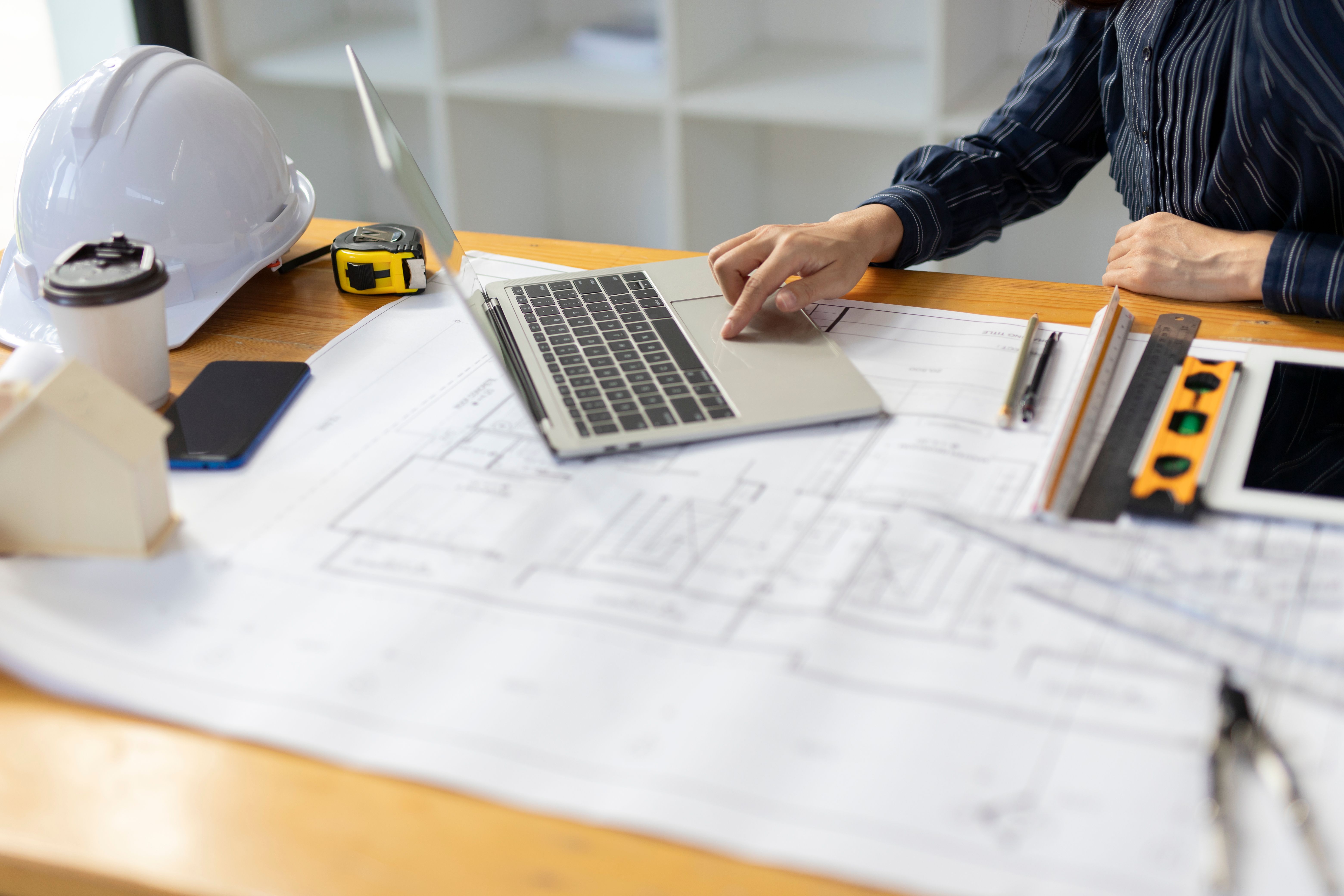 persona comprando vivienda sobre planos