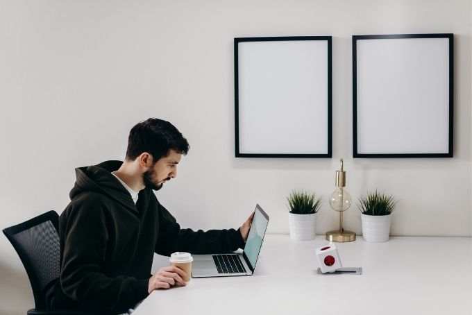 joven trabajando con su computador