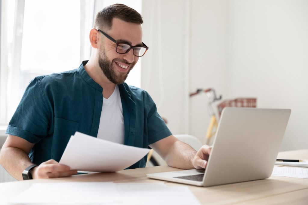 hombre al frente de un computador