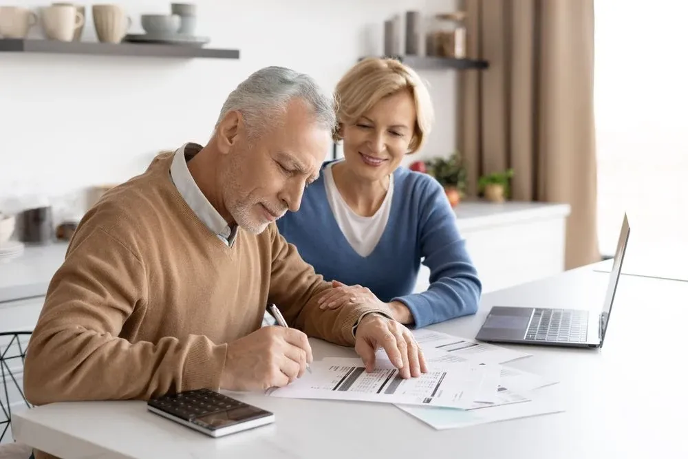 persona pensionada descargando su comprobante de pago de colpensiones