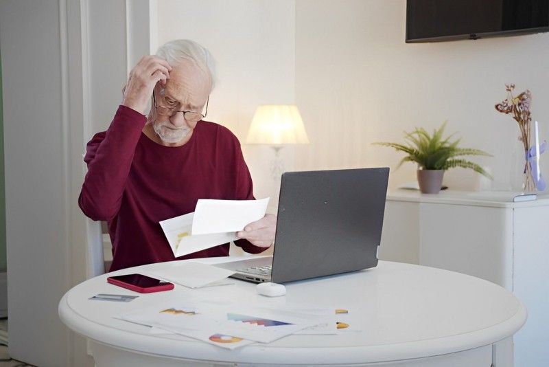 pareja de adultos mayores revisando sus cuentas