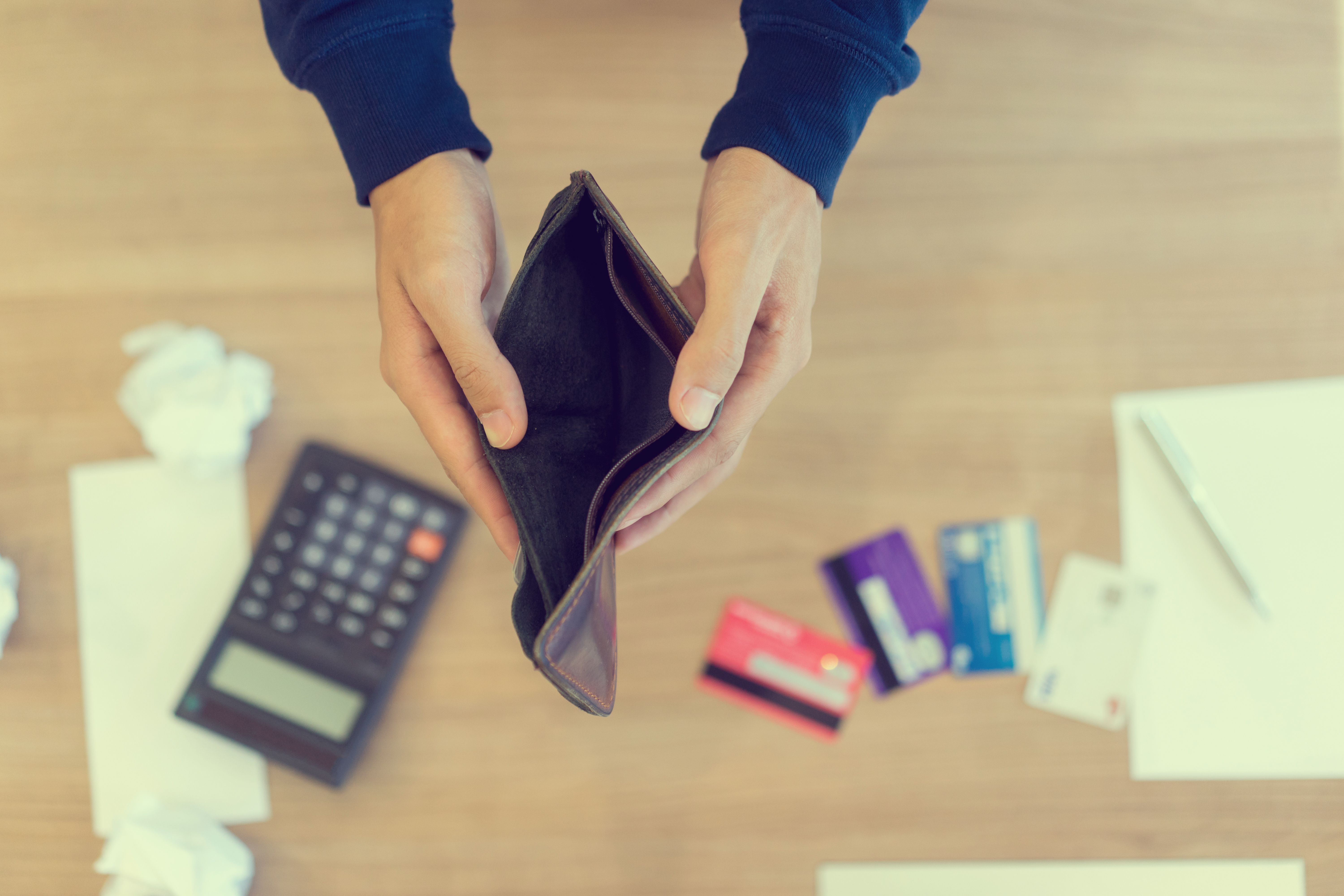 Muchas veces asumimos deudas con diferentes entidades generando mayores gastos extras en cuotas de manejo y tasas de interés.