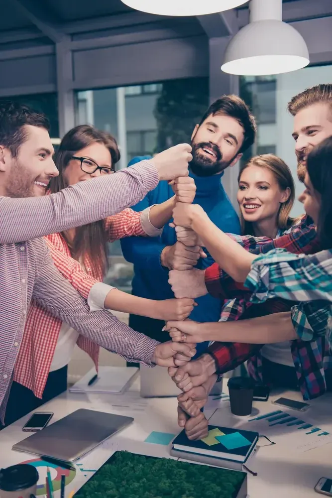 Grupo de empleados compartiendo un momento agradable