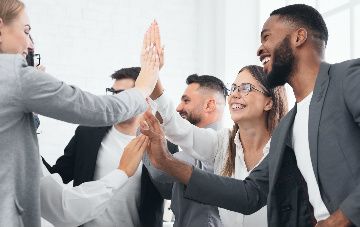 La cultura organizacional es importante para los empleados, influye en su rendimiento y resultados.