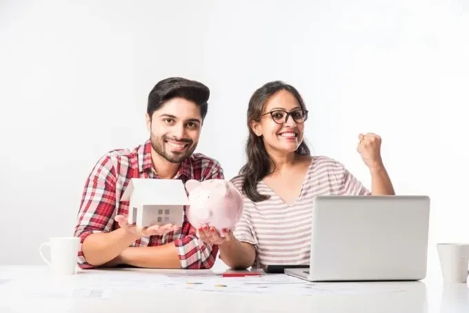 personas felices invirtiendo en vivienda