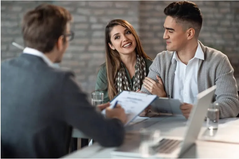 hombre empresario hablando con sus clientes