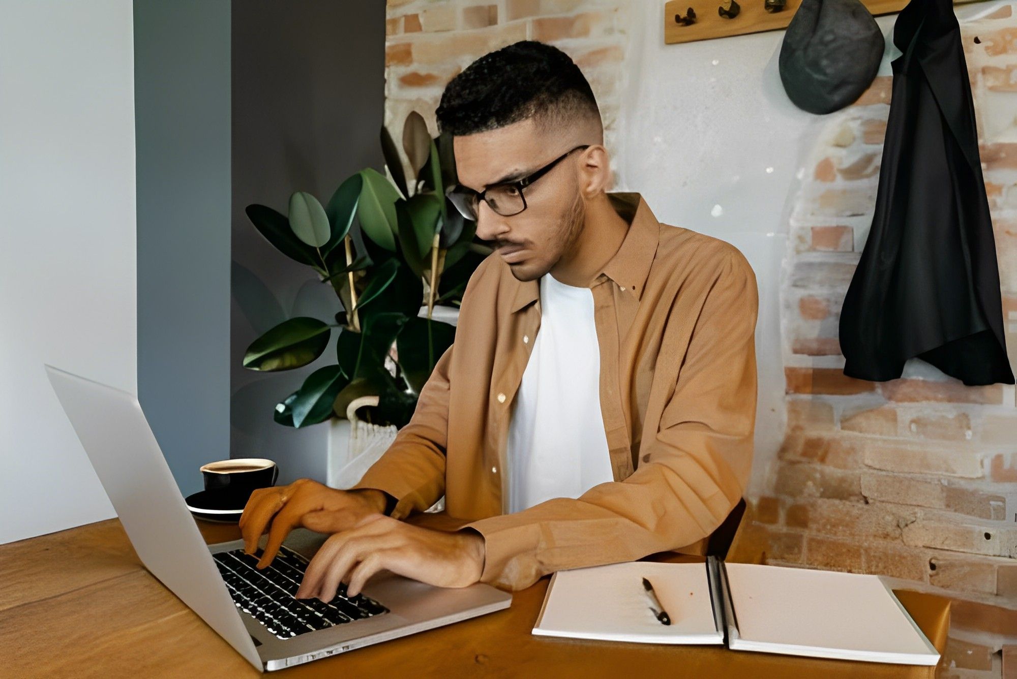 asesor freelance trabajando