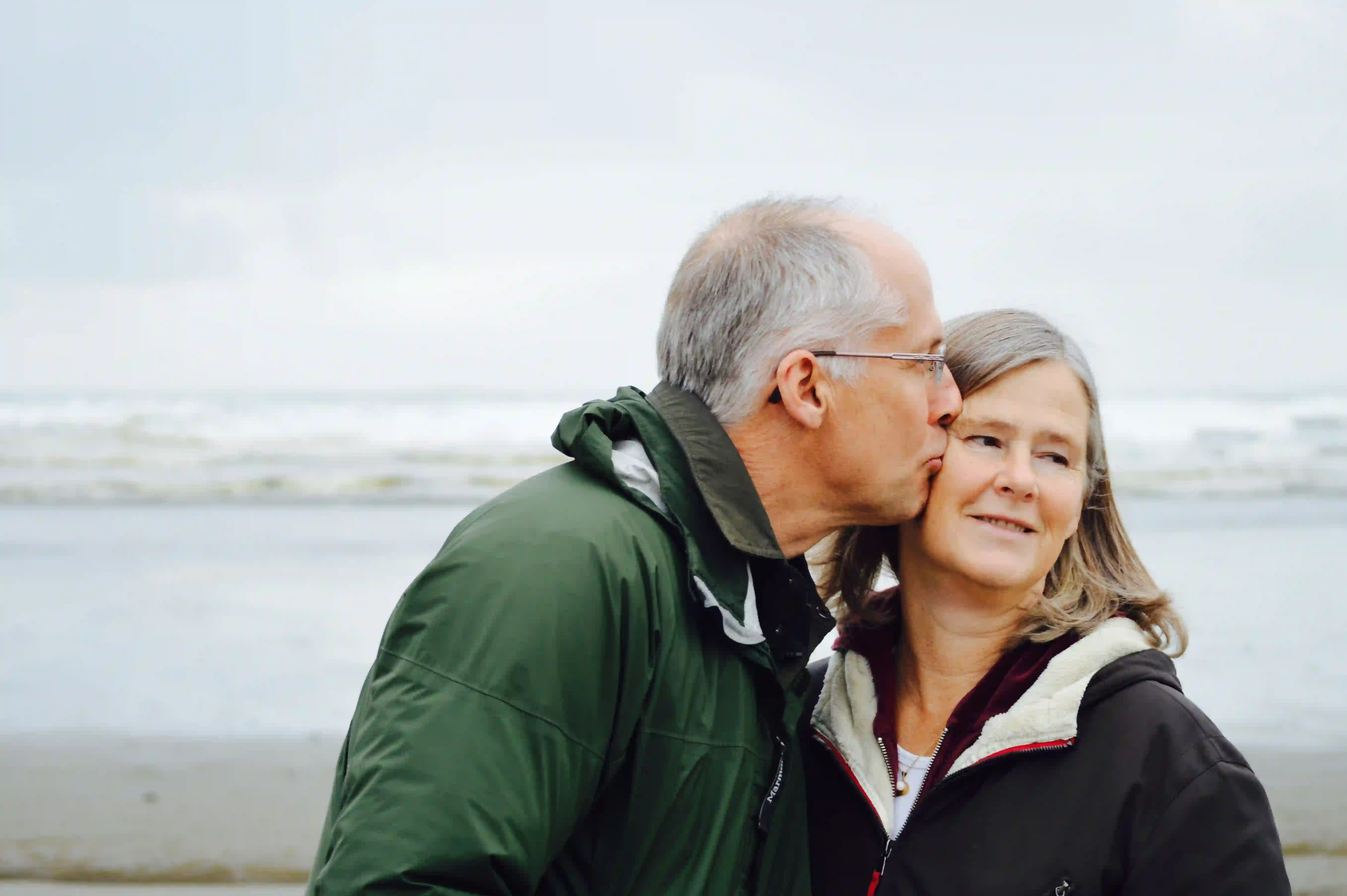 pareja de adultos mayores viendo un móvil