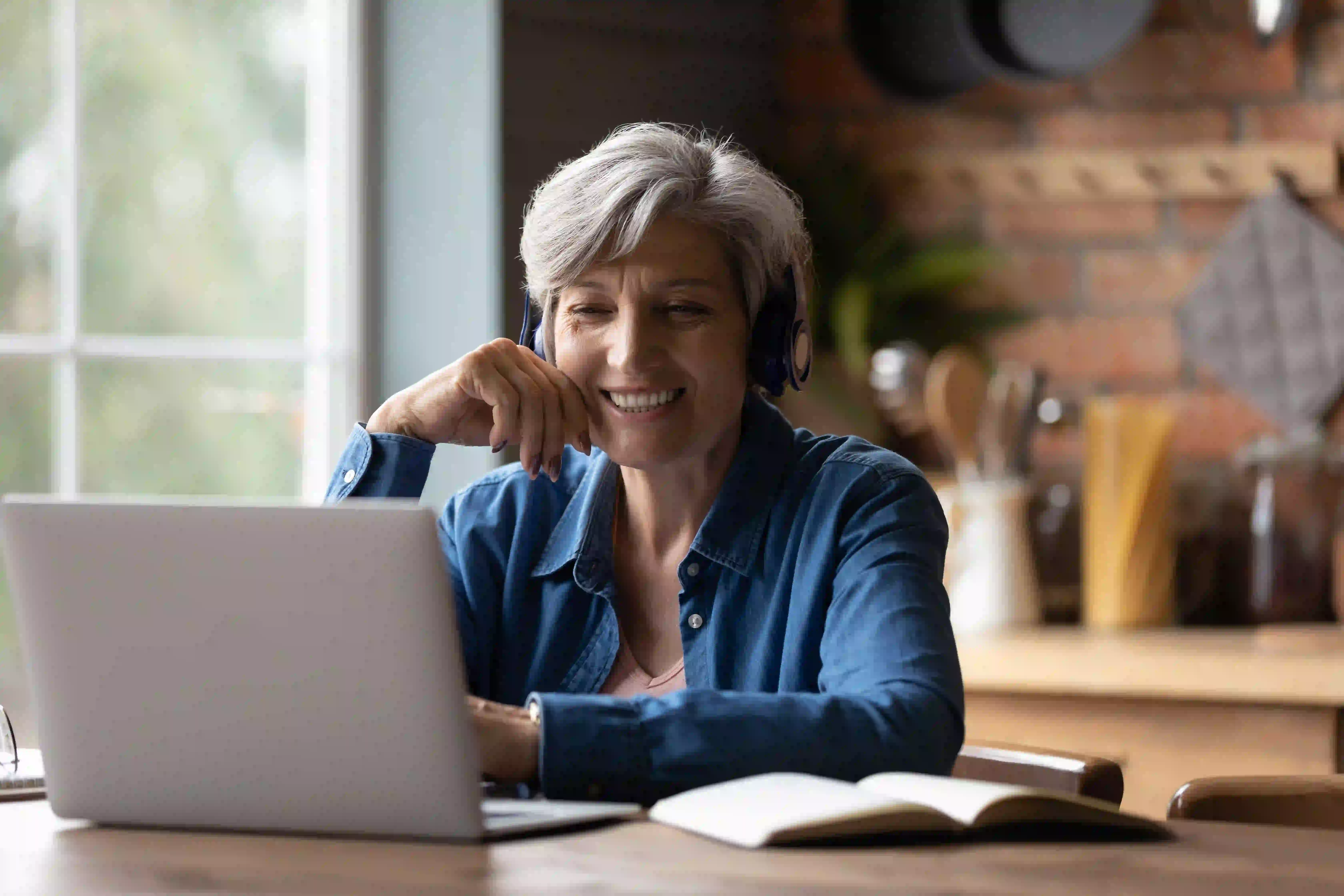 pensionados informándose