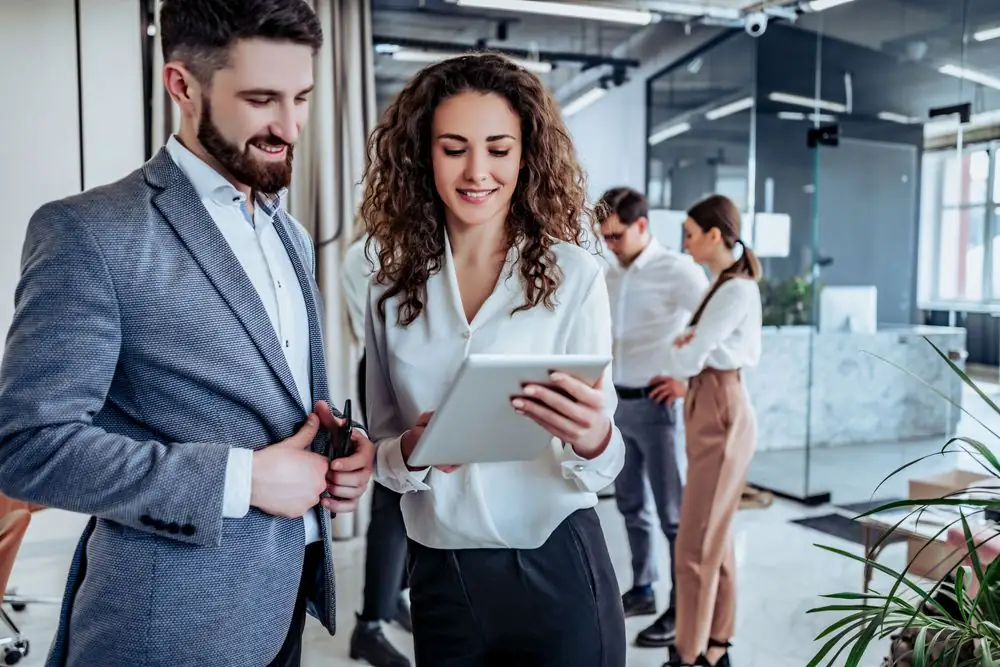 mujer y hombre en una empresa