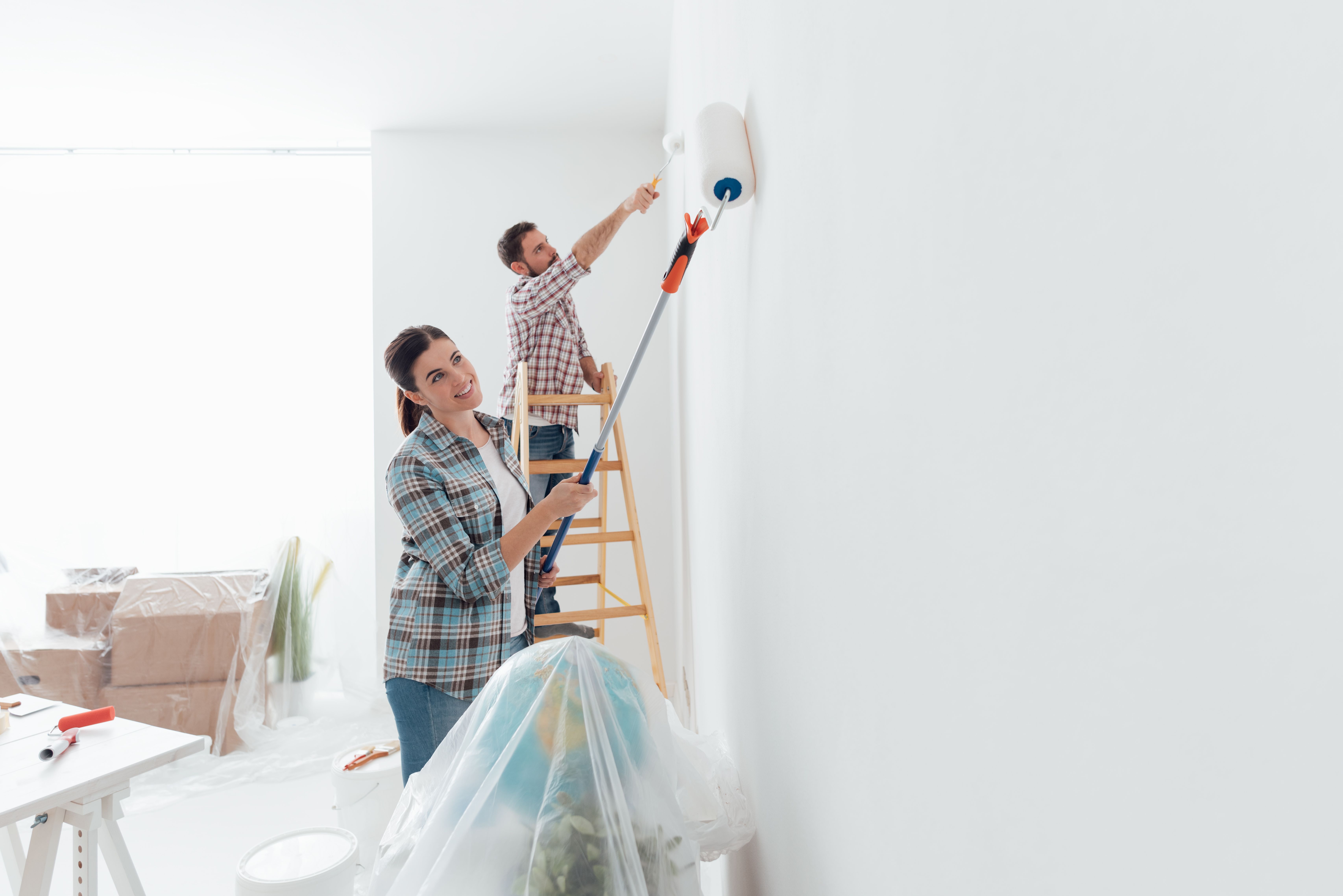 personas pintando su vivienda