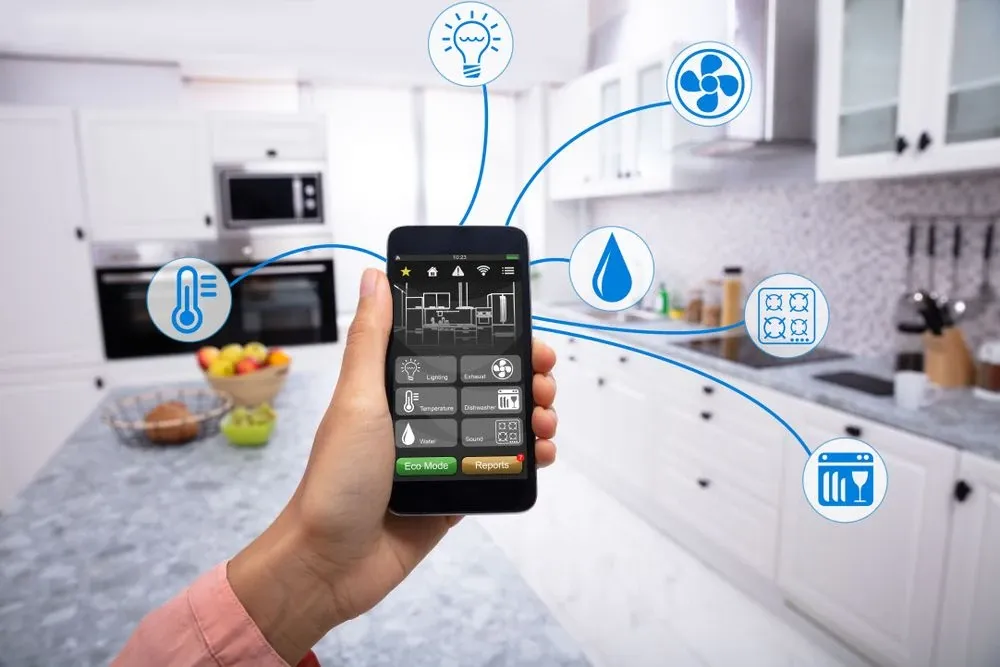 Persona sosteniendo un celular que se conecta con los electrodomesticos inteligentes
