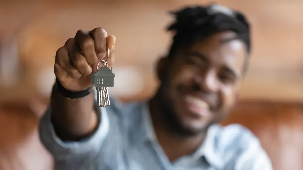 Joven en su vivienda